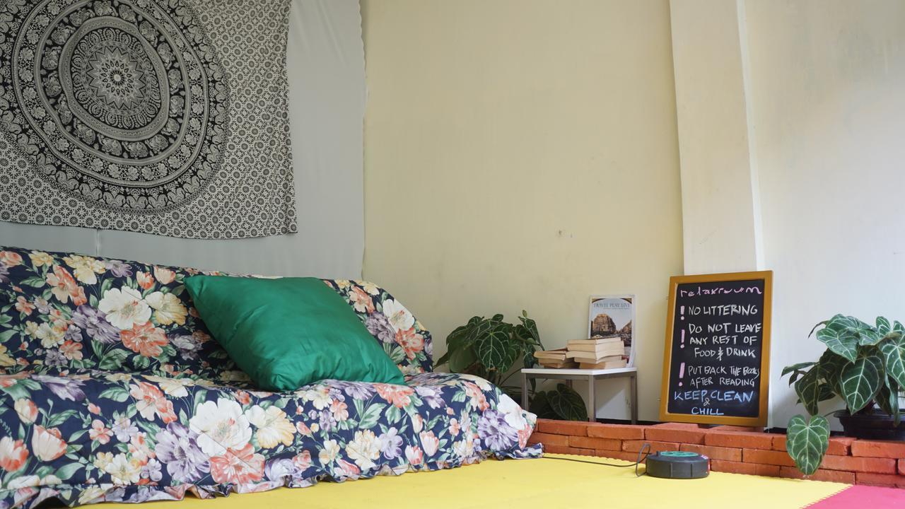 The Sleepingroom Hostel Yogyakarta Exterior photo