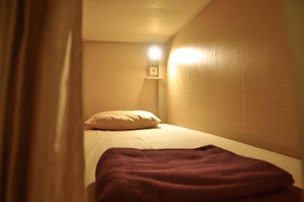 The Sleepingroom Hostel Yogyakarta Exterior photo